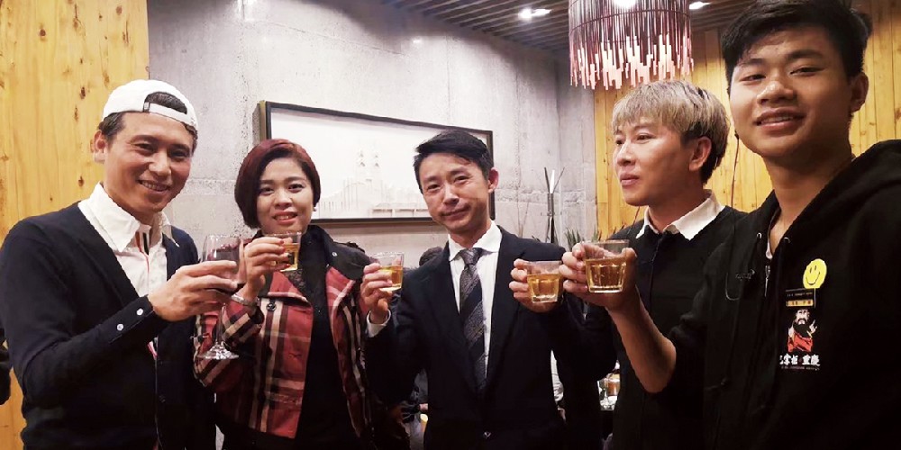 著名男演员－李乃文(左一)